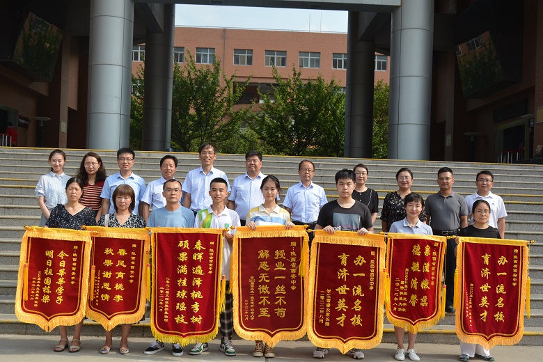 饮水思源，感念师恩——高2022届优秀毕业生和家长向母校赠送锦旗